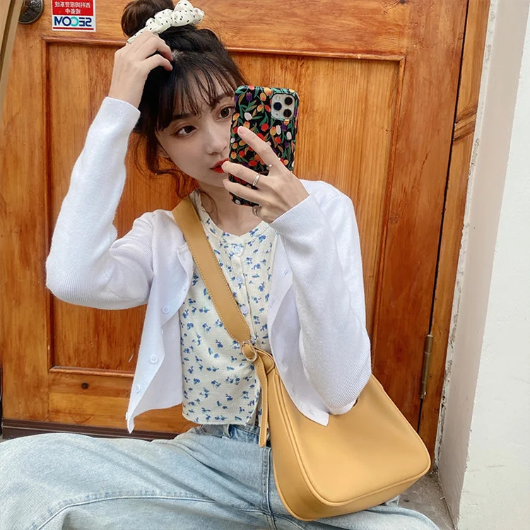 Basit ve çok yönlü kadın omuz çantası, yarım ay crossbody çanta, dumpling çanta. Hem omuzda hem çapraz kullanıma uygun, şık tasarım.