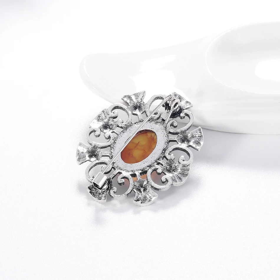 Corsage creuse géométrique en alliage de mode, un accessoire élégant et sophistiqué qui rehausse n'importe quelle tenue avec style et originalité.