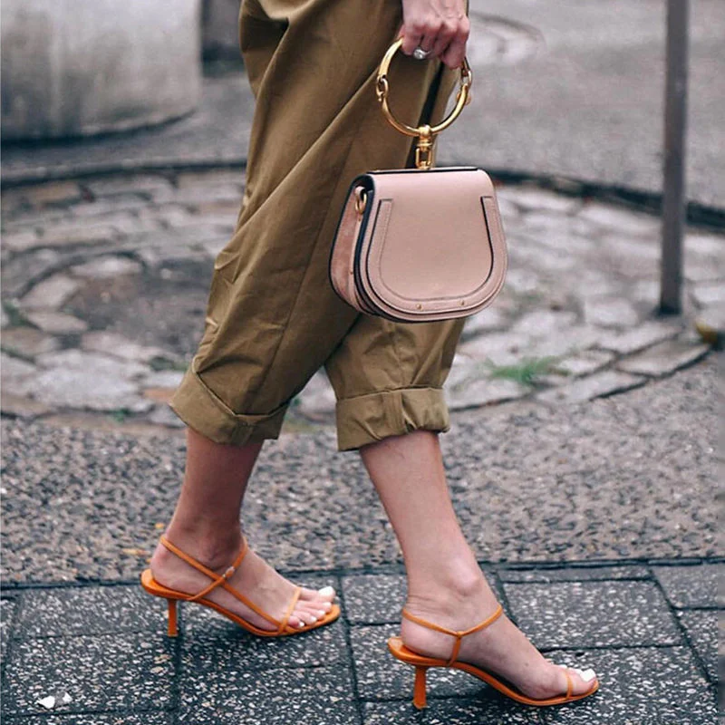 Sandalias de stiletto decorativas metálicas para mujer con diseño hueco lateral, perfectas para lucir un estilo elegante y moderno.