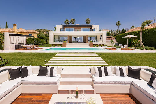 Villa avec piscine et jardin
