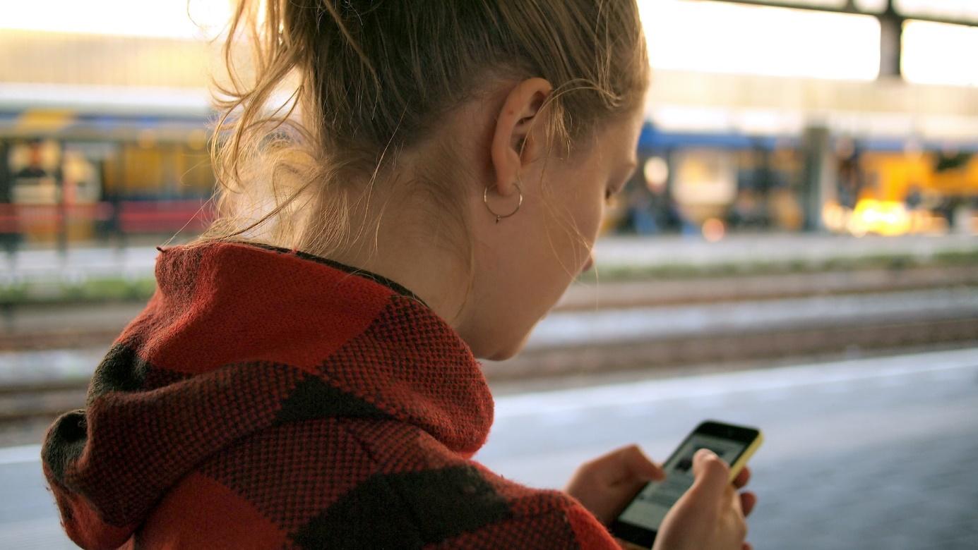 Afbeelding met persoon, kleding, Menselijk gezicht, telefoon

Automatisch gegenereerde beschrijving