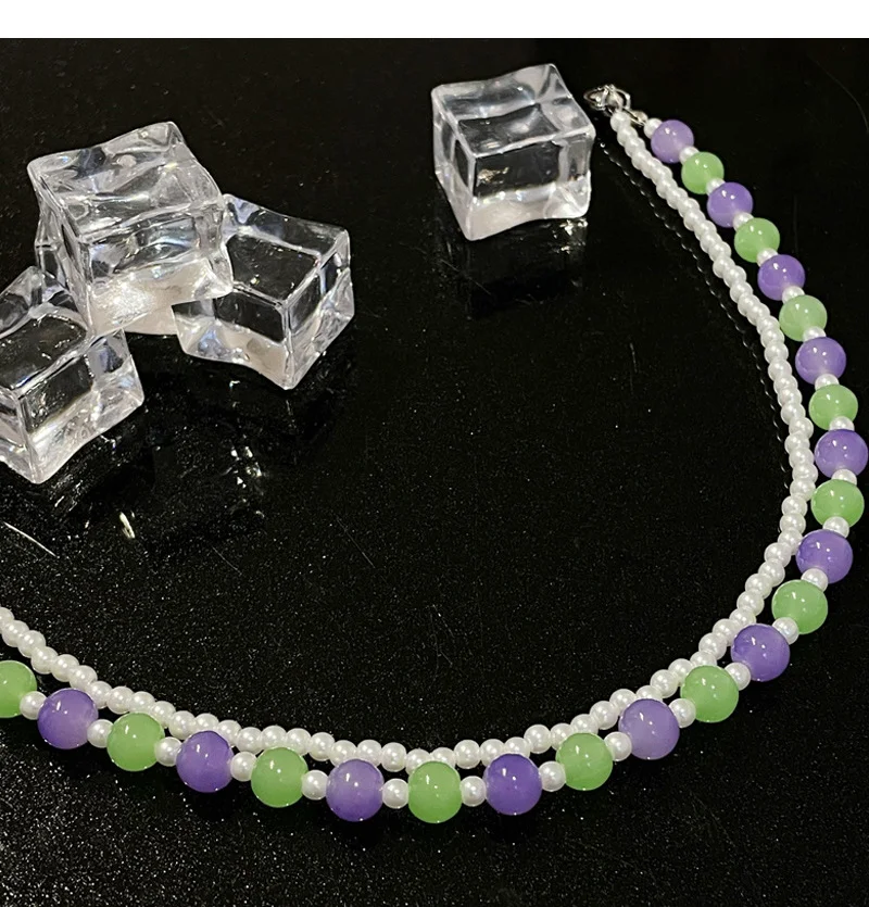 Title 3, Collier de perles rondes violettes et vertes av...