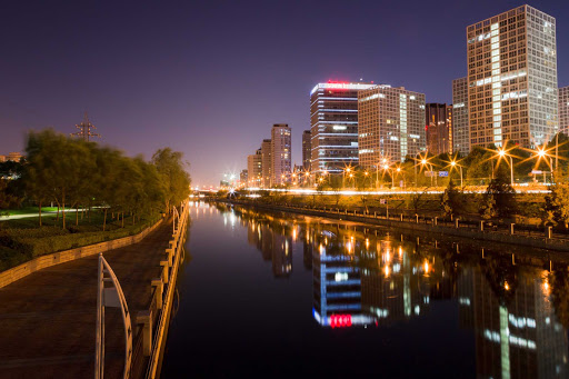 Beijing-Chaoyang-footpath - The footpath along a canal in the Chaoyang district of Beijing.