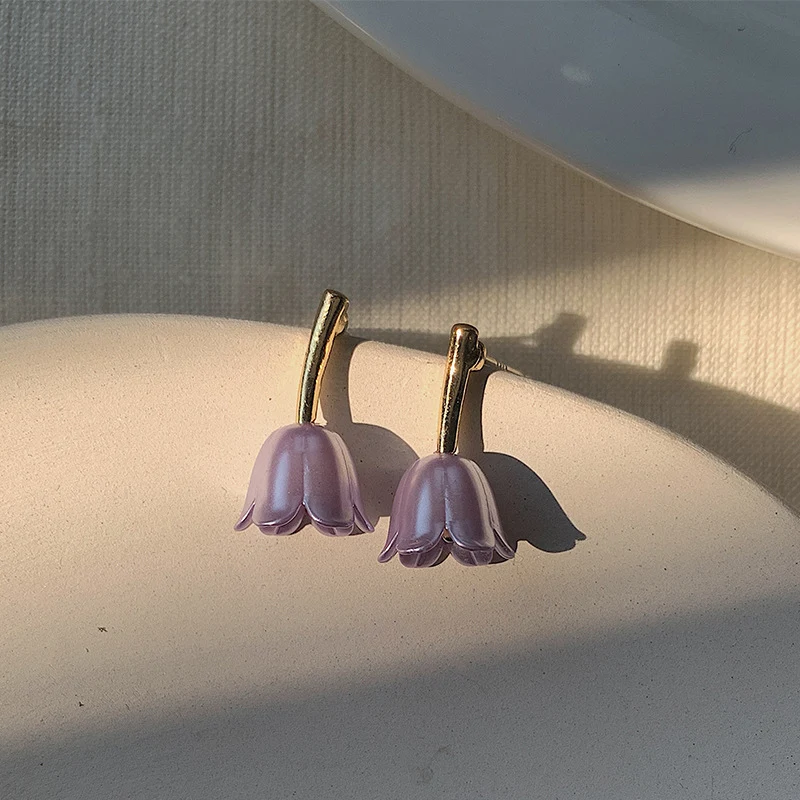 Aretes de moda para mujer, estilo lirio morado, combinan con todo. Elegancia y versatilidad, perfectos para realzar cualquier atuendo.