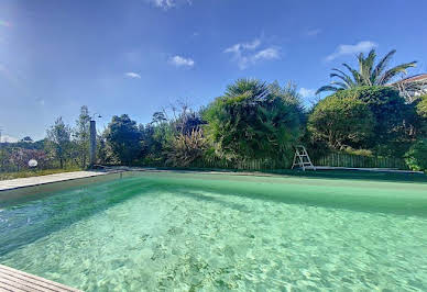 Maison avec piscine et terrasse 1