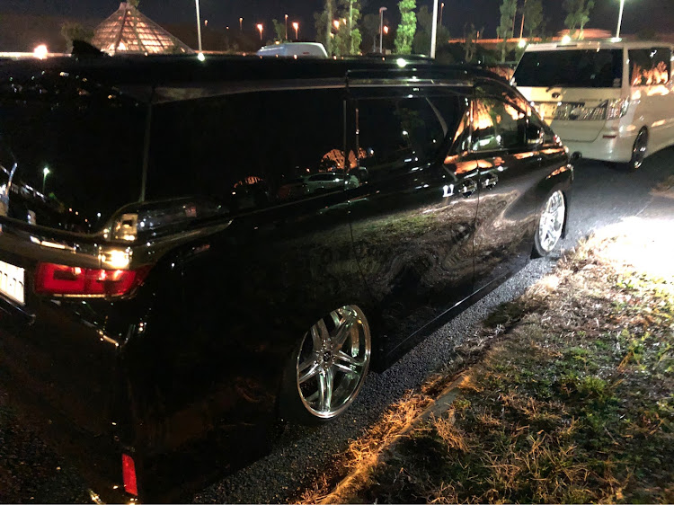 アルファードの新年のご挨拶・謹賀新年・車好き・クルマ好きと繋がりたい・純ベタに関するカスタム事例の投稿画像4枚目