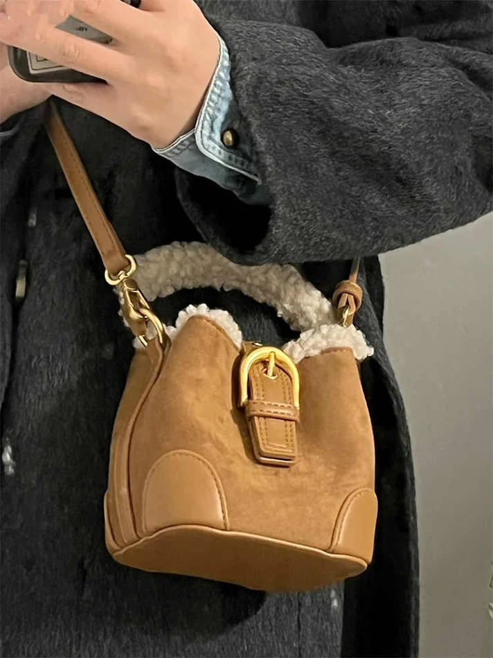 Jesenja i Zimska Mini Torba Kofa od Jagnjeće Vune. Elegantna i kompaktna mini torba kofa od jagnjeće vune, savršena za nošenje vaših osnovnih stvari tokom hladnih dana.