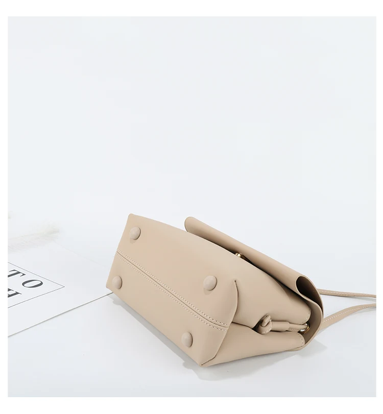 Bolsa Quadrada Pequena Envelope Retro Literária. Charmosa e versátil, ideal para um visual literário e vintage, com espaço suficiente para seus itens essenciais.