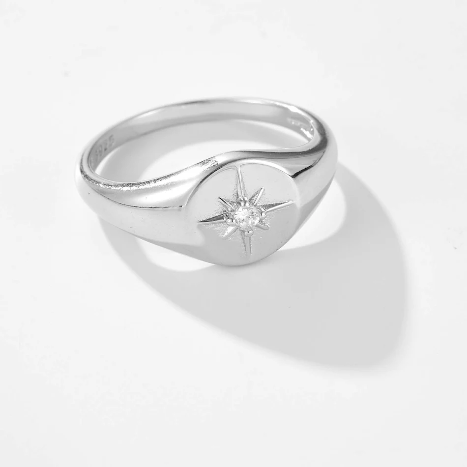 S925 verzilverde hartvormige zespuntige sterring. Een elegante ring die liefde en stijl combineert.