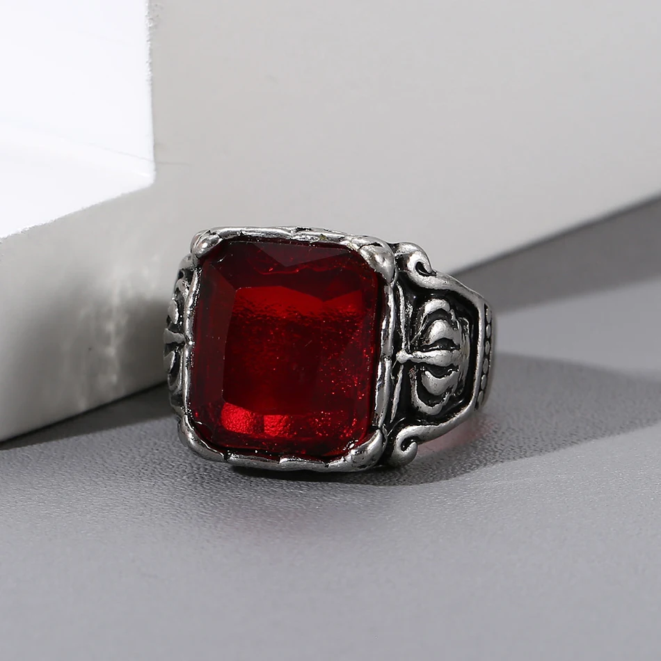 Bague vintage homme en acier titane et rubis, robuste et élégante. Idéale pour un usage quotidien ou des occasions spéciales.