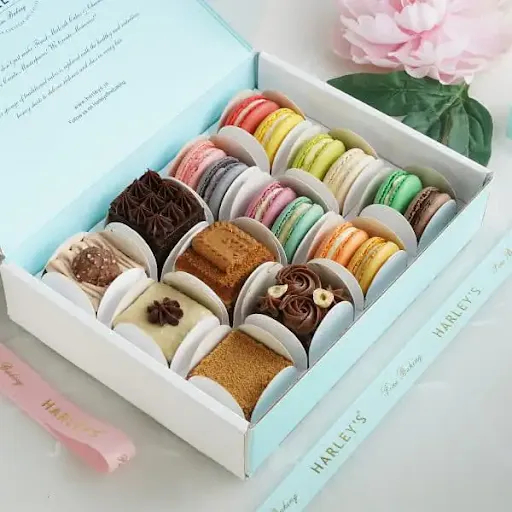 Pack Of 6 Medoviks And 12 Macarons