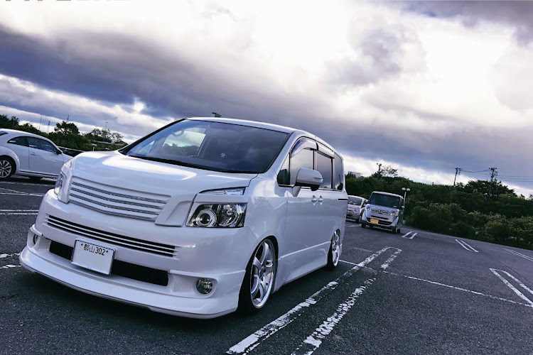 ヴォクシーのVOXY 70・車高調に関するカスタム事例の投稿画像1枚目