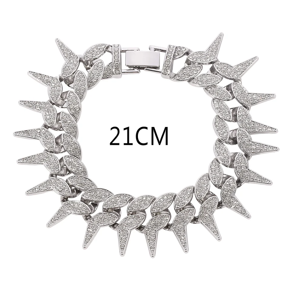 Herren Miami Cuban Ornament Armband, vollbesetzt mit Diamanten, luxuriöser Glanz, auffälliges Design, perfekter Ausdruck von Stil und Reichtum.