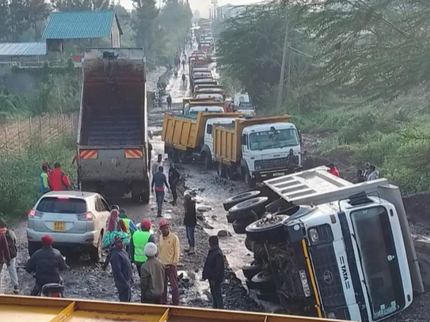 A truck that overturned along Mlolongo-Quarry-Katani road causing heavy traffic in Mlolongo, Machakos County on April 22, 2024. GEORGE OWITI