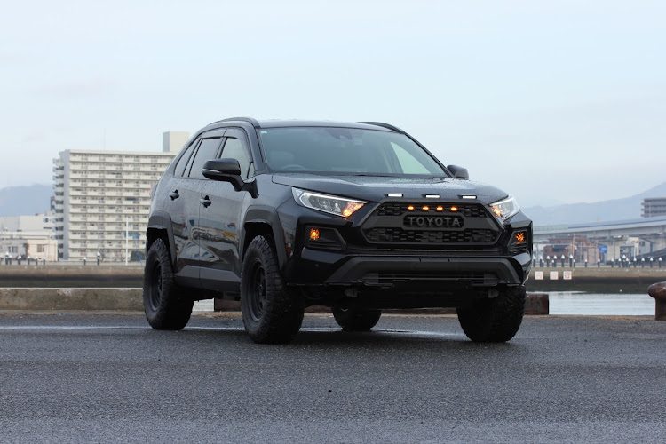 RAV4のRAV4・RAV4アドベンチャー・ローアングルショット・ナンバーレスし忘れ・無加工写真に関するカスタム事例の投稿画像1枚目