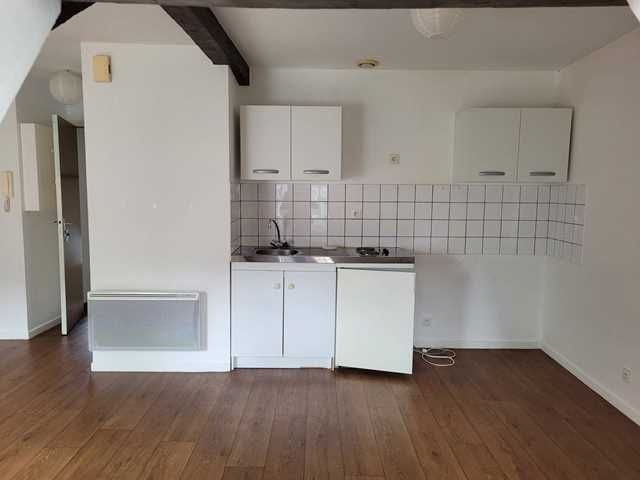 Location  appartement 1 pièce 25 m² à La Souterraine (23300), 276 €