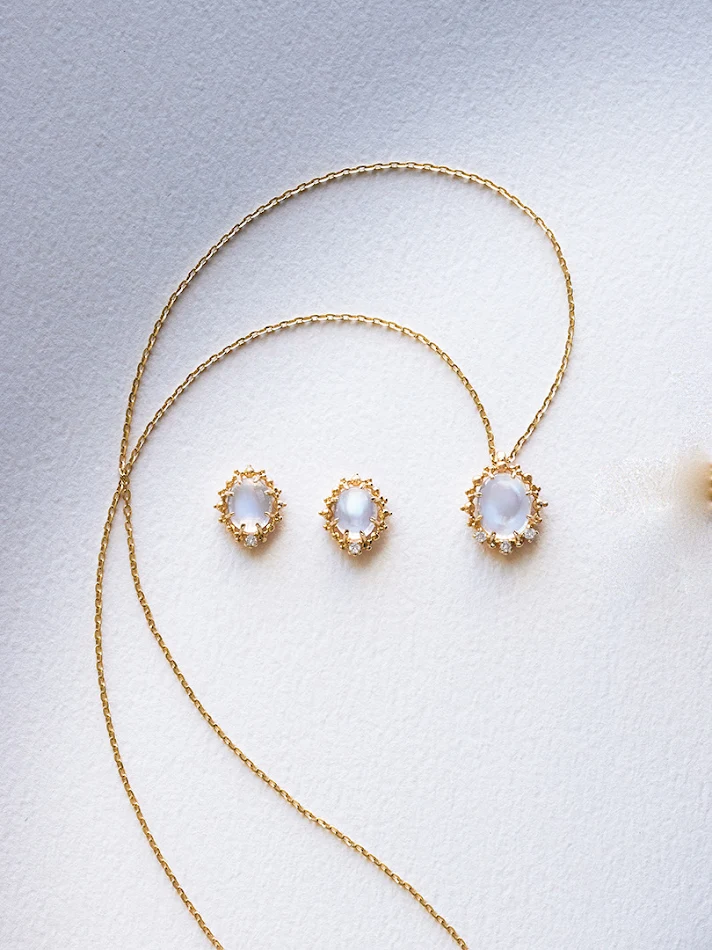 Collier diamant lune argent 925 et or 10 carats. Un bijou pour briller en toute occasion. Élégance et raffinement pour un style unique.