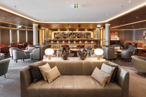 After a day of sightseeing, settle into the Panorama Lounge for cocktails and conversation.