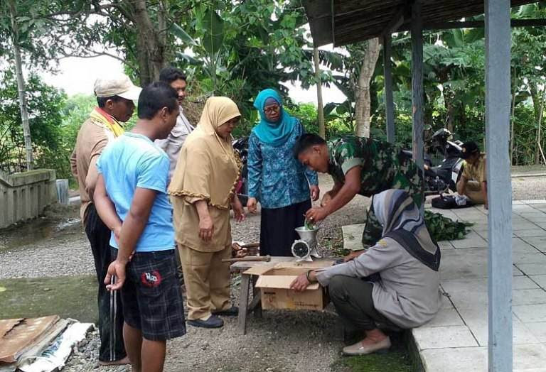 TNI Bersama Petani Mojokeerto Memproduksi Insektisida Organik