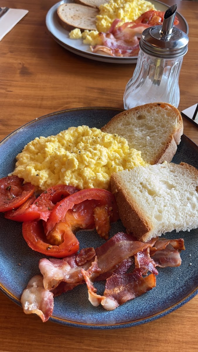 Scrambled eggs with glutenfree bread