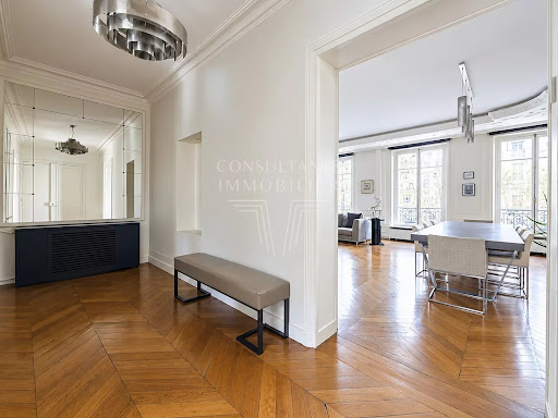 Entrance hall with mirror and bench - Apartment / penthouse purchase in Paris 16ème, 4 rooms, 3 bedrooms