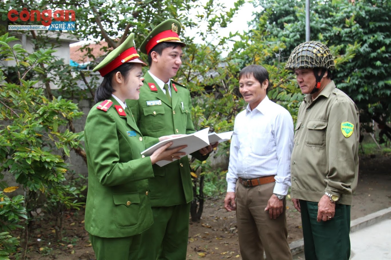 Công an, bảo vệ dân phố phường Hưng Dũng trực tiếp xuống nắm bắt               tình hình ANTT ở khối xóm