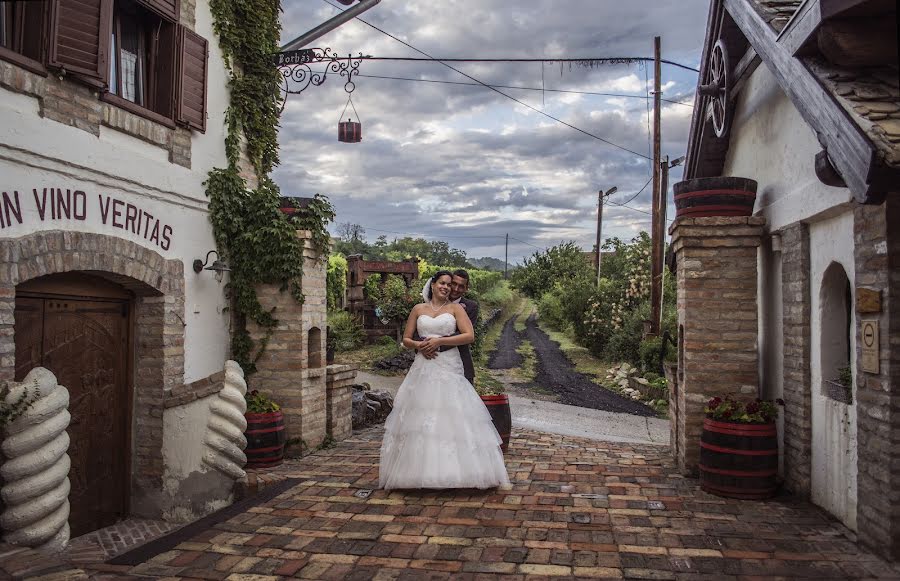 Fotógrafo de casamento Gábor Badics (badics). Foto de 3 de agosto 2015