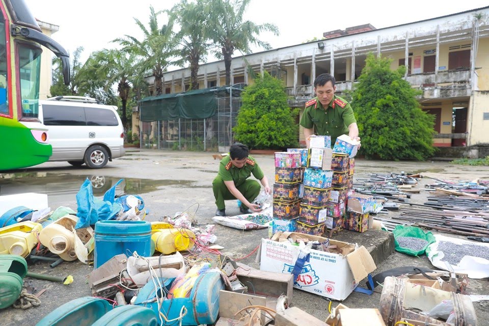 Lực lượng chức năng tiến hành kiểm đếm và tiêu hủy