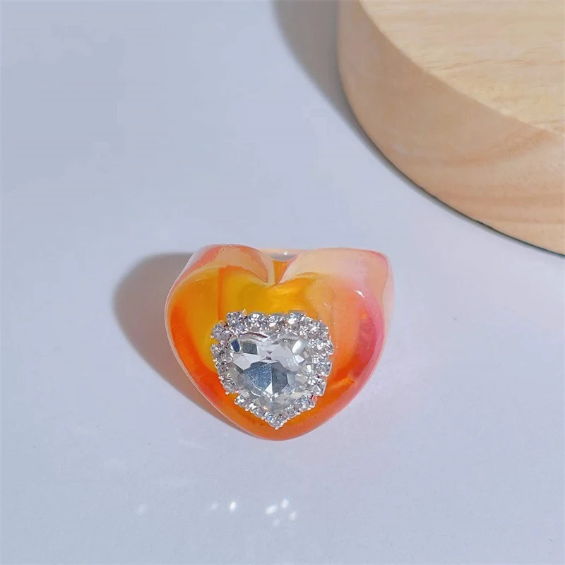 Bague en résine cœur couleur dégradé style Hyuna, idéale pour l'été. Affirmez votre personnalité avec ce bijou original et tendance.