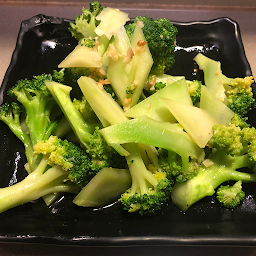 Stir-fried Broccoli with Garlic Sauce