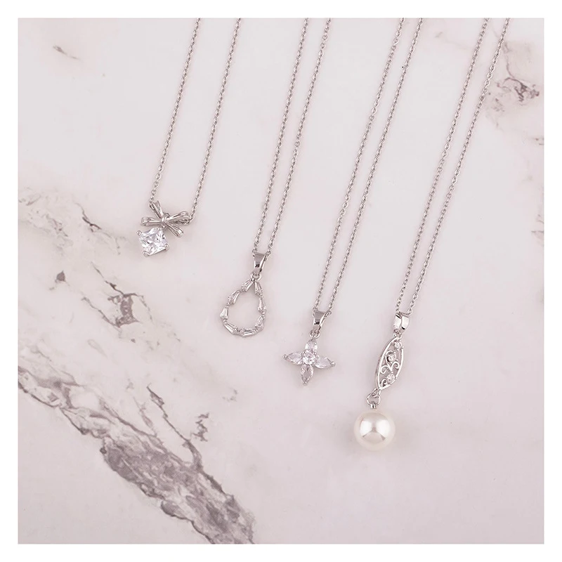 Coffret cadeau montre femme, collier et boucles d'oreilles inclus. Un cadeau idéal et complet pour femme. Élégance et style assurés avec ce set.