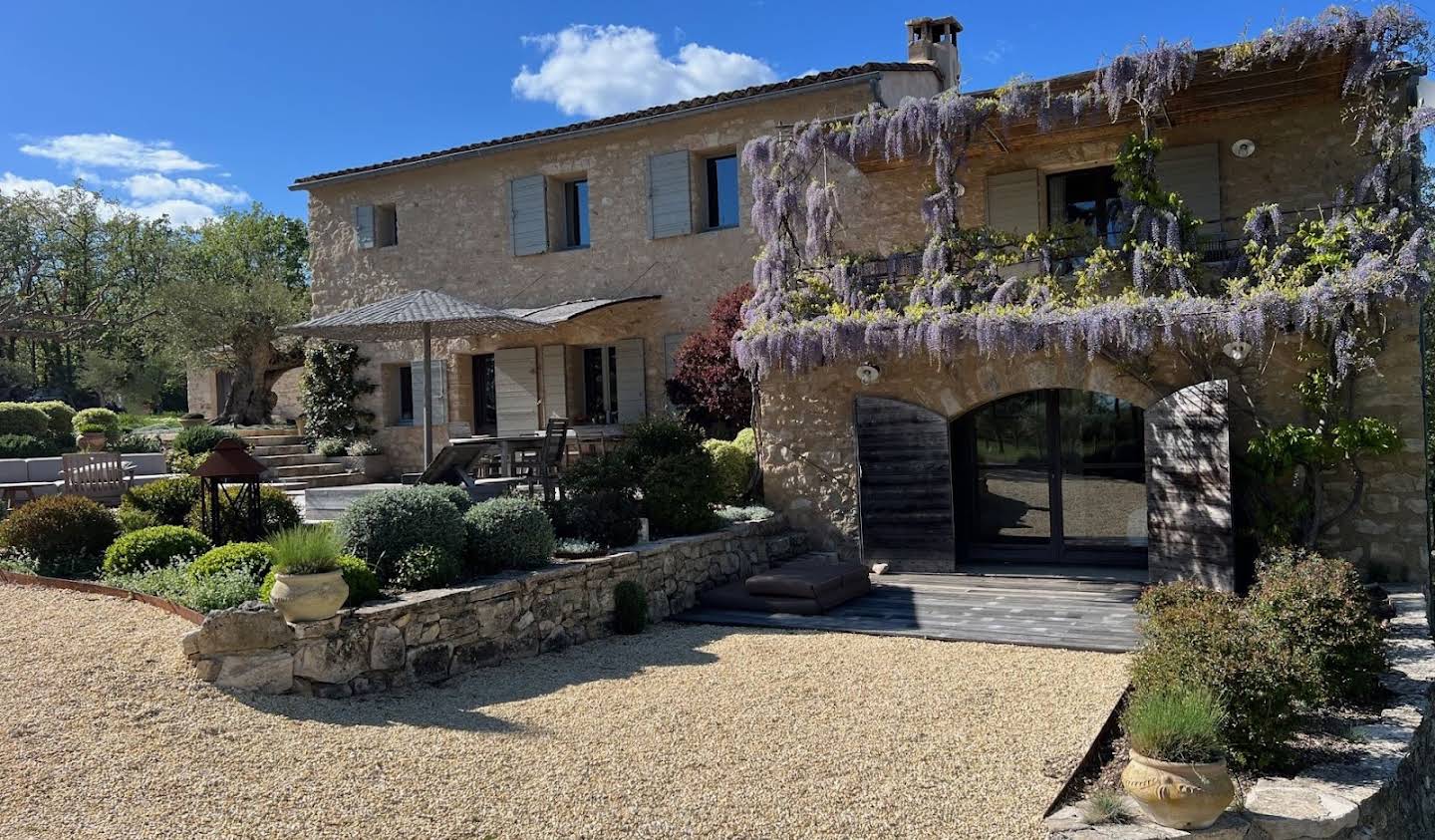 Propriété avec piscine et jardin Gordes