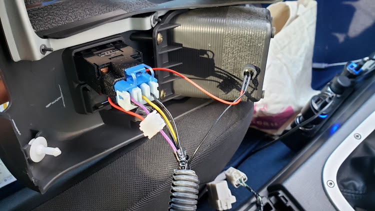 インプレッサ WRX STIの埋め込み加工・LEDカスタム・埋め込みLED・ドリンクホルダーLED・ドリンクホルダー照明に関するカスタム事例の投稿画像8枚目