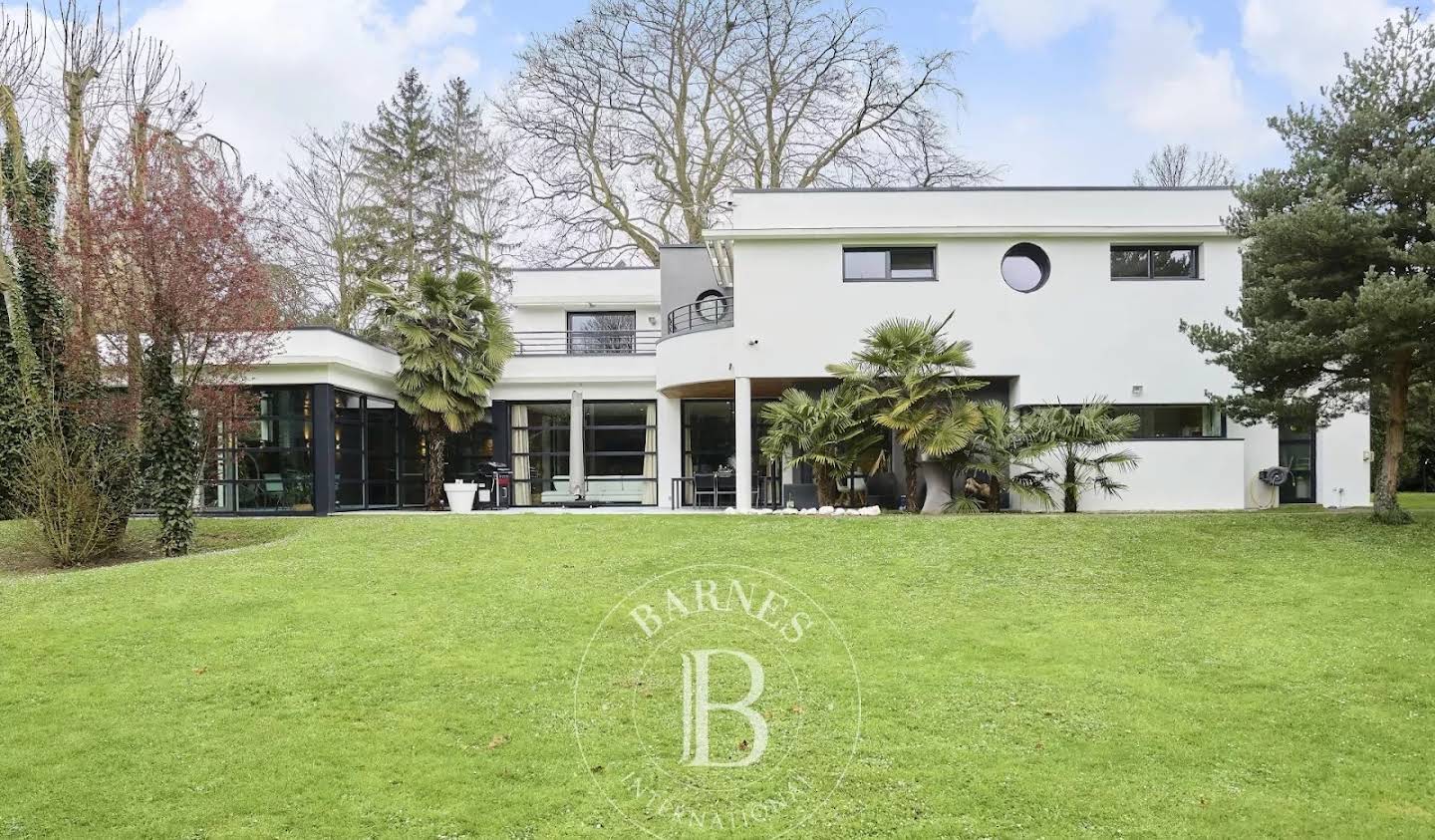 House with pool and garden Croix