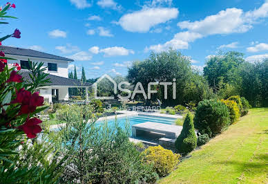 Maison avec piscine et terrasse 1