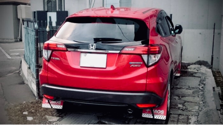 ヴェゼルのJAOSマッドガード・赤い車に関するカスタム事例の投稿画像1枚目