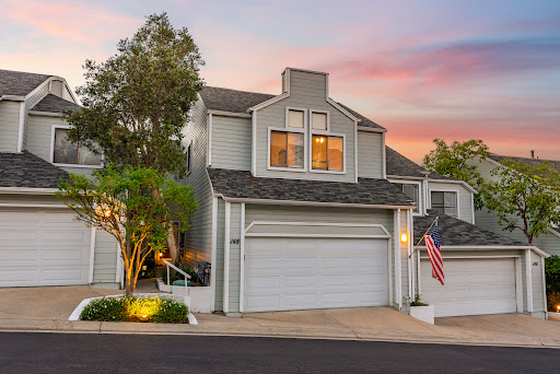 Prestige house for sale in Los Angeles (United States) - Townhouses with garages and twilight sky