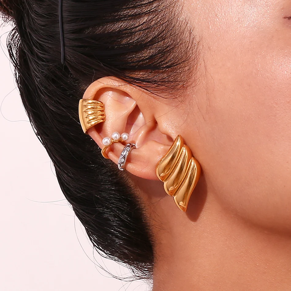 Pendientes de botón de ala de tres capas con temperamento dorado personalizados en acero inoxidable, elegantes y únicos.