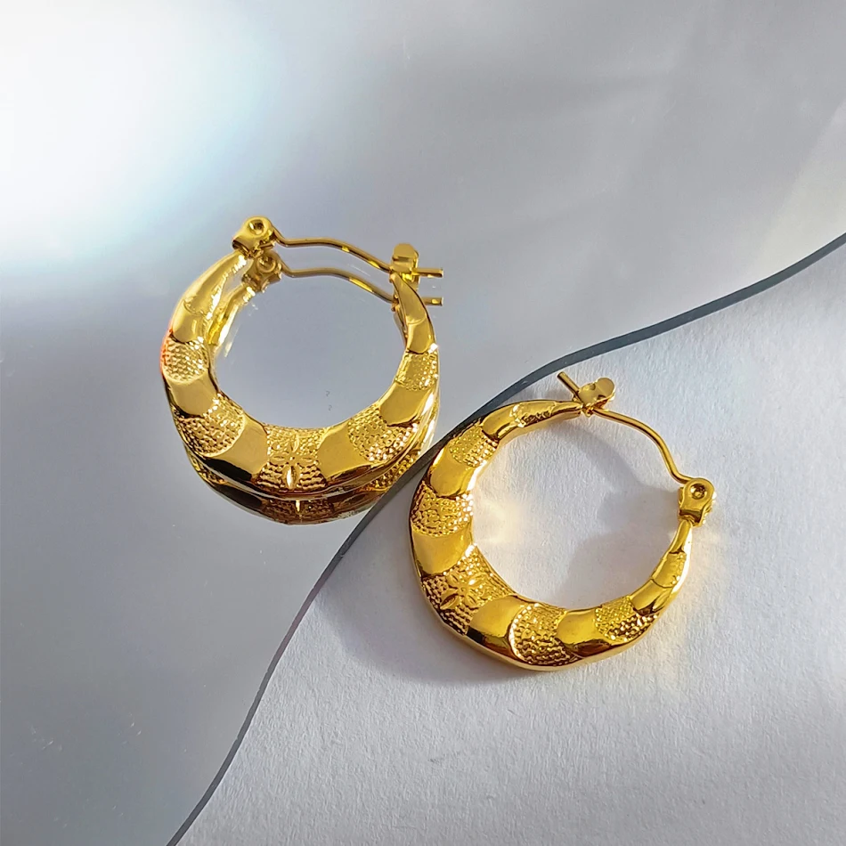 Boucles d'oreilles femme en acier inoxydable géométriques irrégulières exagérées, un accessoire audacieux et tendance.