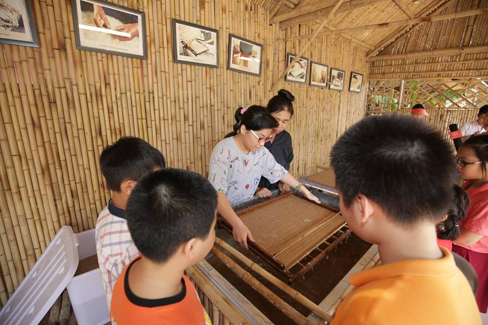 Trải nghiệm seo giấy của làng nghề làm giấy dó nổi tiếng