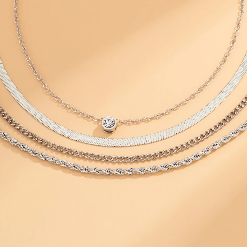 Collier combinaison chaîne torsadée en os de serpent rétro pour femmes. Un bijou unique et élégant, idéal pour sublimer votre look féminin.