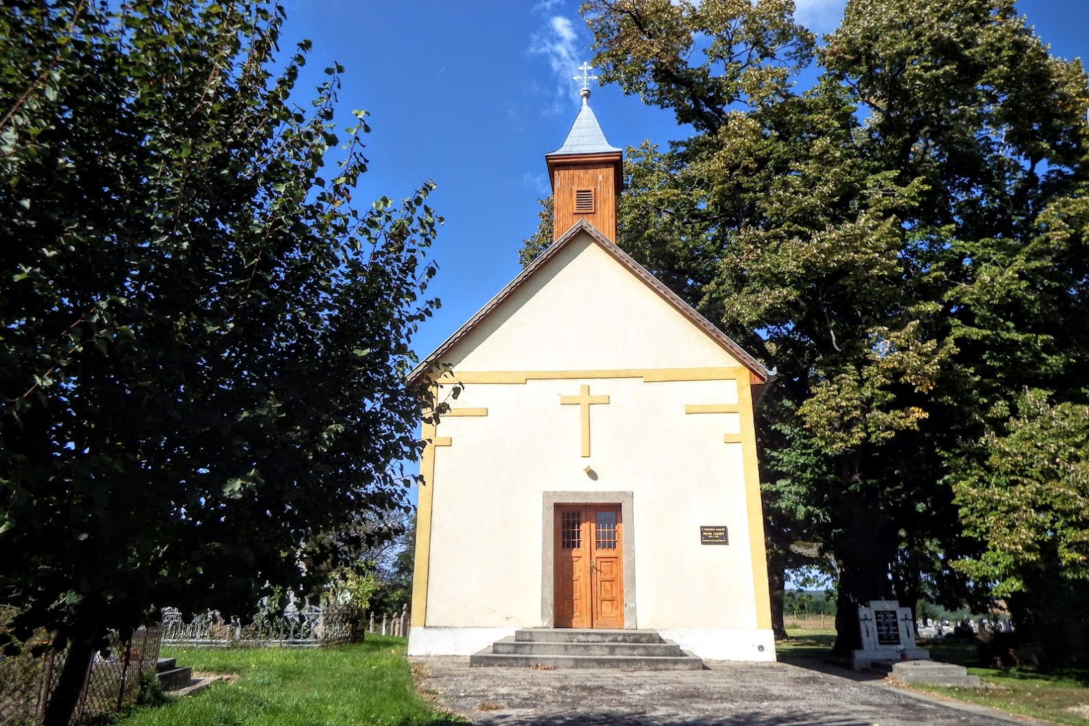 Véménd - kálváriakápolna a keresztúttal a temetőben