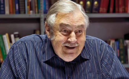 Roelof "Pik" Botha passed away at his Pretoria home in the early hours of Friday.