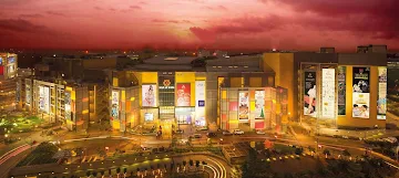 christmas-decor-shopping-in-delhi-ncr- Pit Stop Christmas Market-DLF_Mall_Of_India