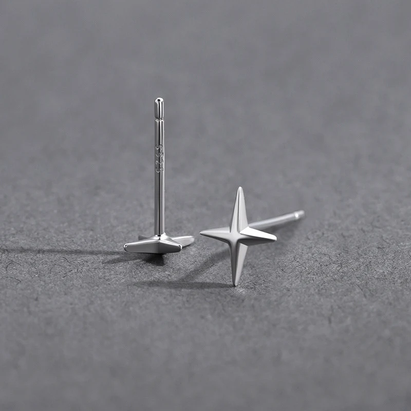 Brincos de estrela para homens, simples e mini. Pequenos brincos de pressão, design minimalista. Elegância discreta e estilo moderno para o dia a dia.
