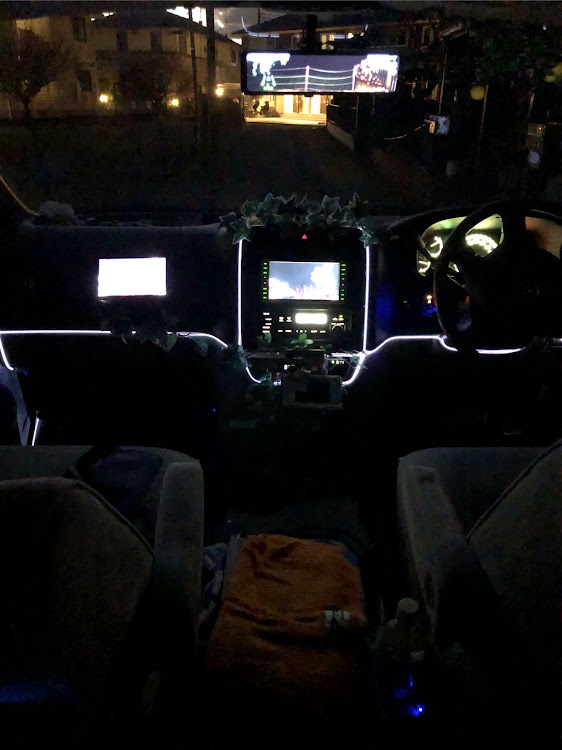 グランドハイエースのLEDテープに関するカスタム事例の投稿画像2枚目