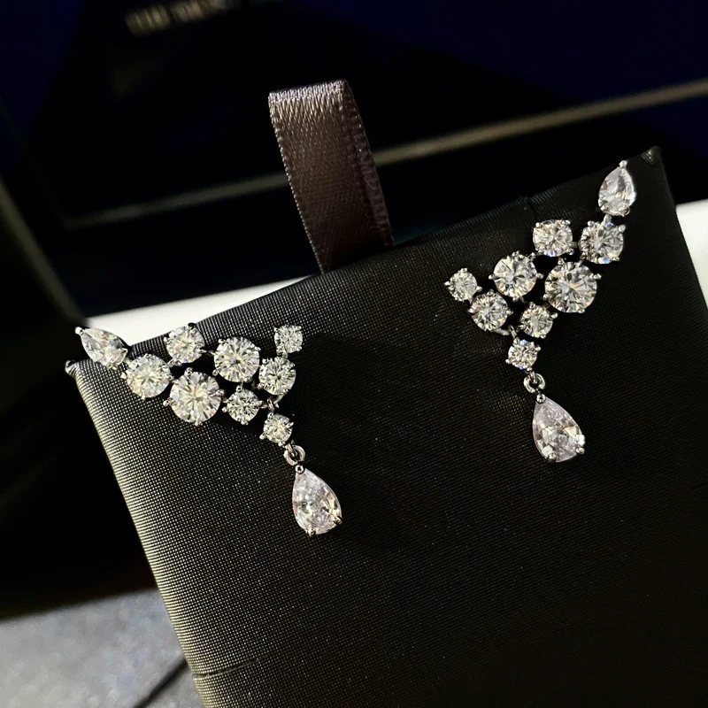 Boucles d'oreilles goutte d'eau ailes or blanc zircon, un bijou sublime pour un éclat garanti, élégance et féminité assurées.
