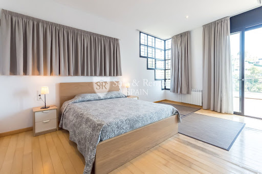 Modern bedroom with large bed and window - Prestige villa for sale in Santa Susanna, 5 bedrooms