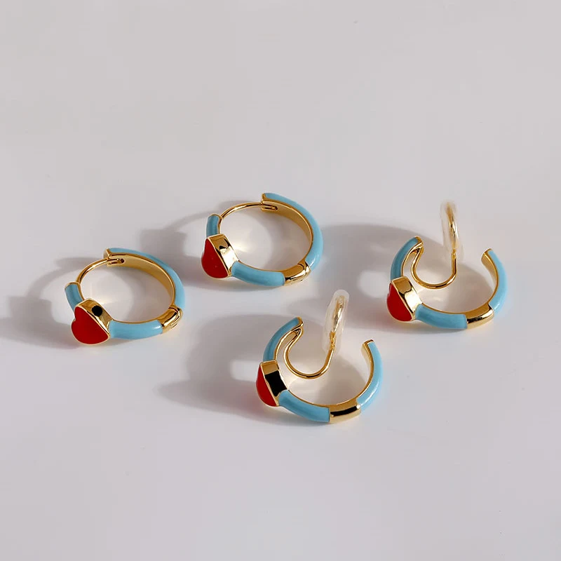 Boucles d'oreilles cœur d'amour émaillées sans perçage et indolores pour femmes. Élégance sans effort et sans douleur.