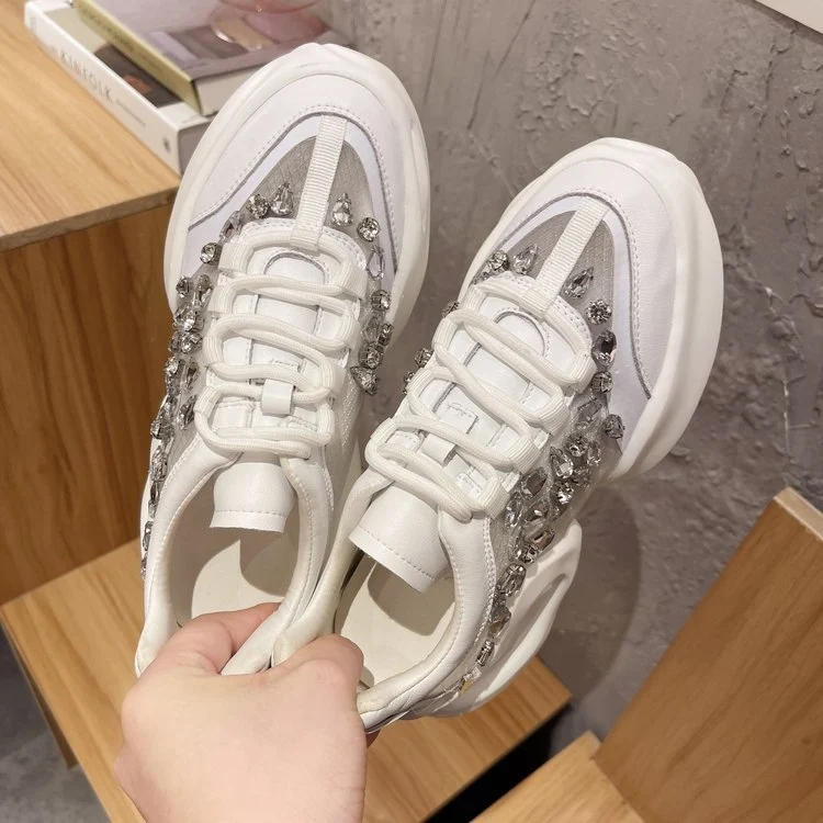 Kadın spor ve eğlence için yeni koşu platform ayakkabıları. Koşu ve günlük kullanım için konfor, stil ve performans sunar.